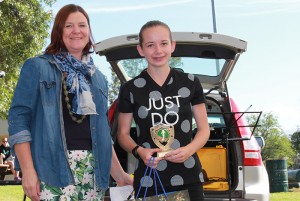 Jan Sinclair presenting the winner of the fun run, Kate Lloyd, with her trophy and gift bag.