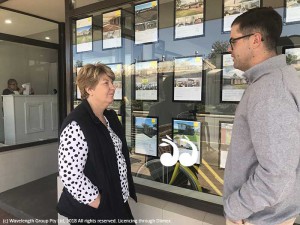 Lee Watts, manager of Scone Neighbourhood Resource Centre speaking with Mac Dawson from Ray White Scone.